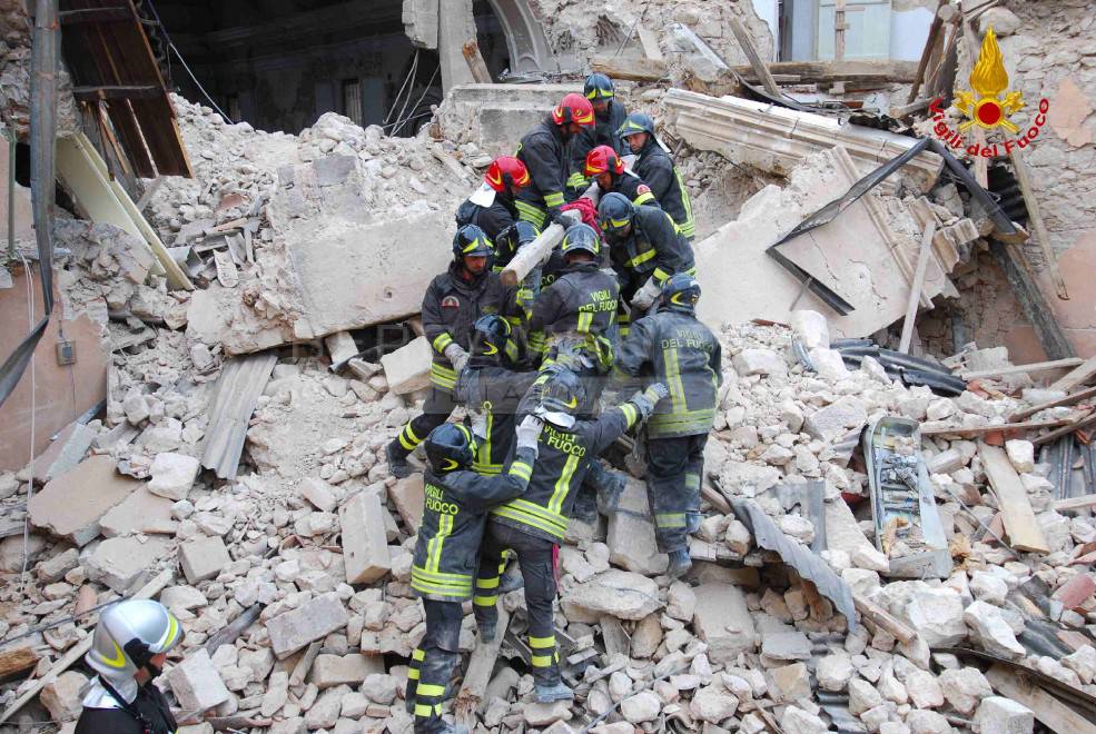 Terremoto, pompieri al lavoro