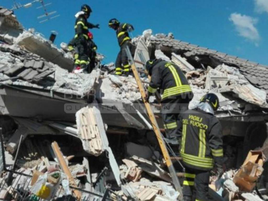 Terremoto, pompieri al lavoro