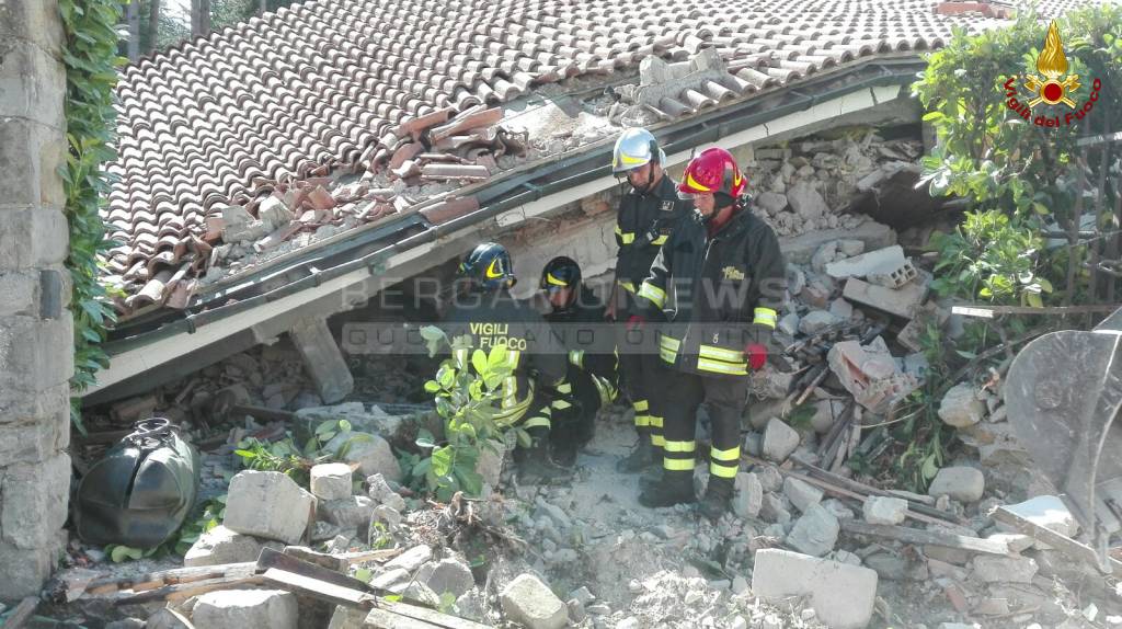 Terremoto, pompieri al lavoro