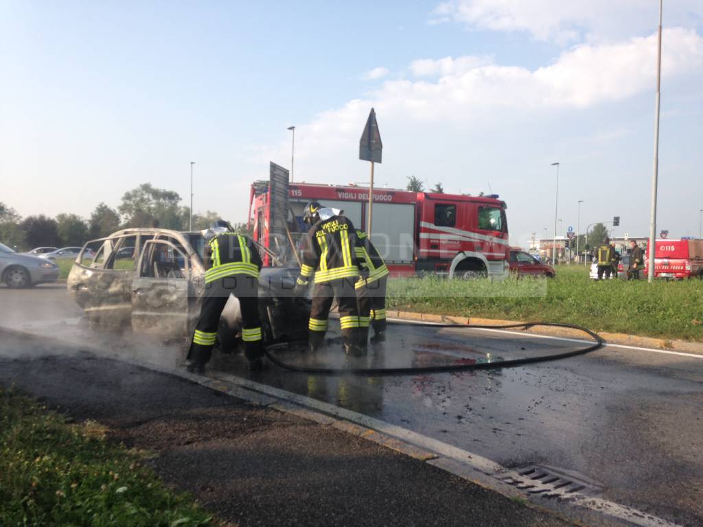 Auto in fiamme in via Carducci 