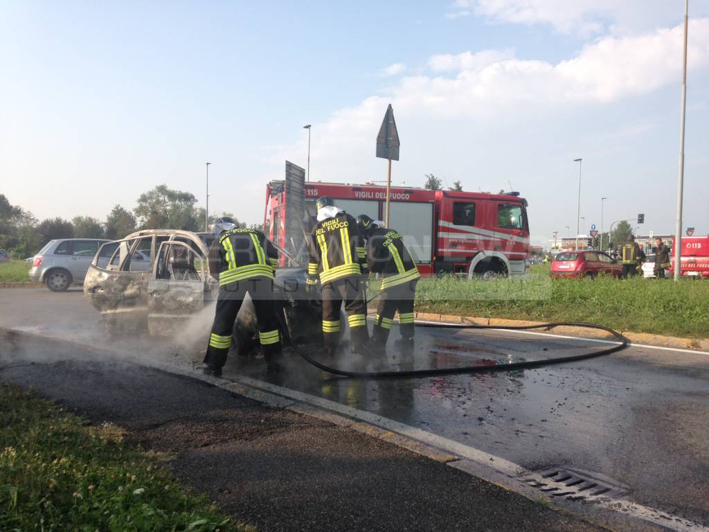 Auto in fiamme in via Carducci 