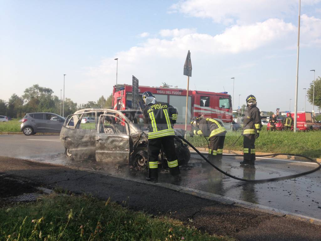 Auto in fiamme in via Carducci 