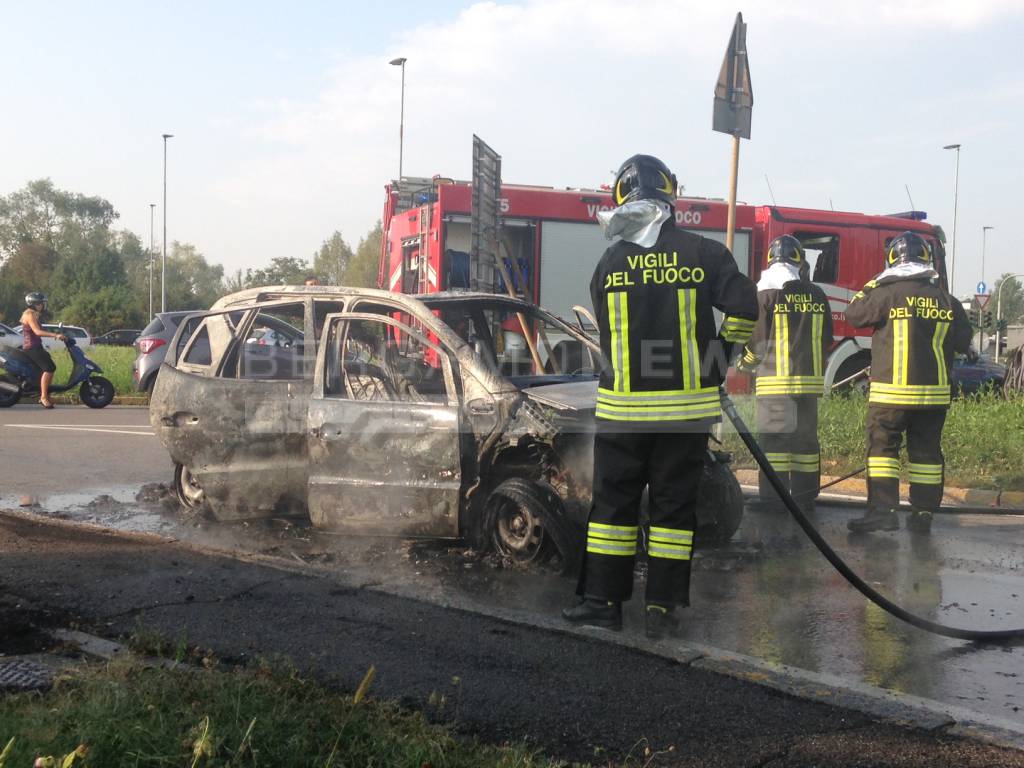 Auto in fiamme in via Carducci 