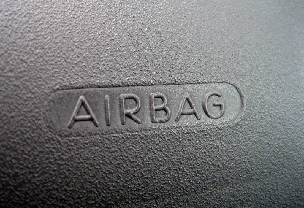 Airbag pericolosi e auto richiamate: “Segnalazioni anche a Bergamo, 3 mesi per un pezzo di ricambio”