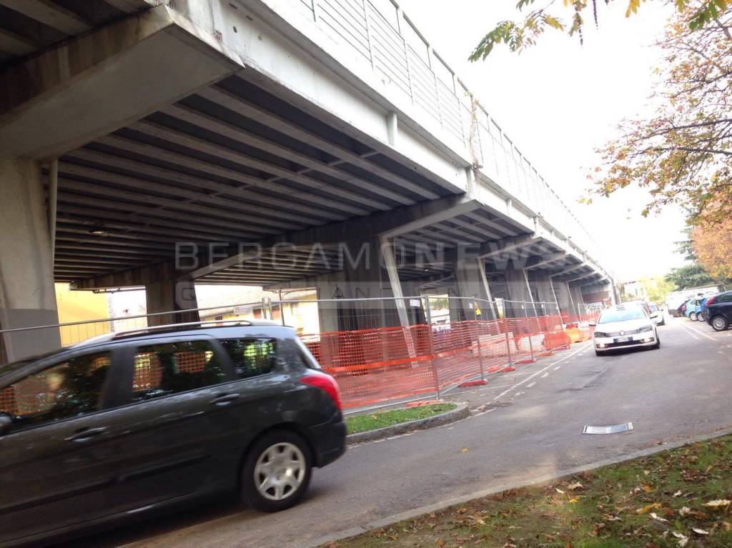 Calcinacci caduti dal viadotto di Boccaleone