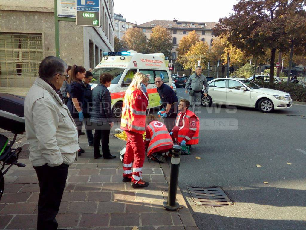 Scontro auto-moto a Bergamo: scattano i soccorsi