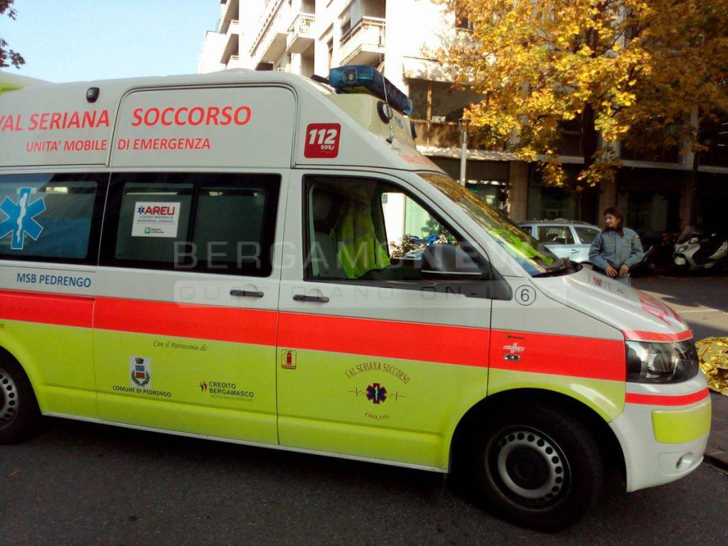 Scontro auto-moto a Bergamo: scattano i soccorsi