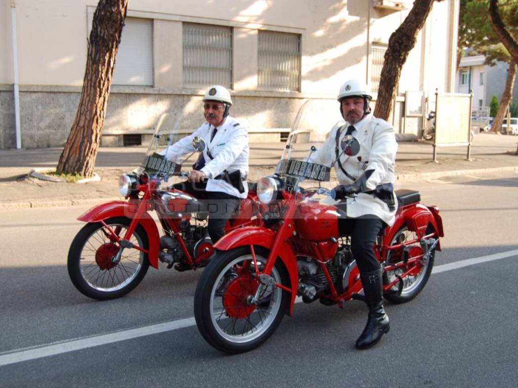 Poliziotti a bordo della Moto Guzzi Falcone 500