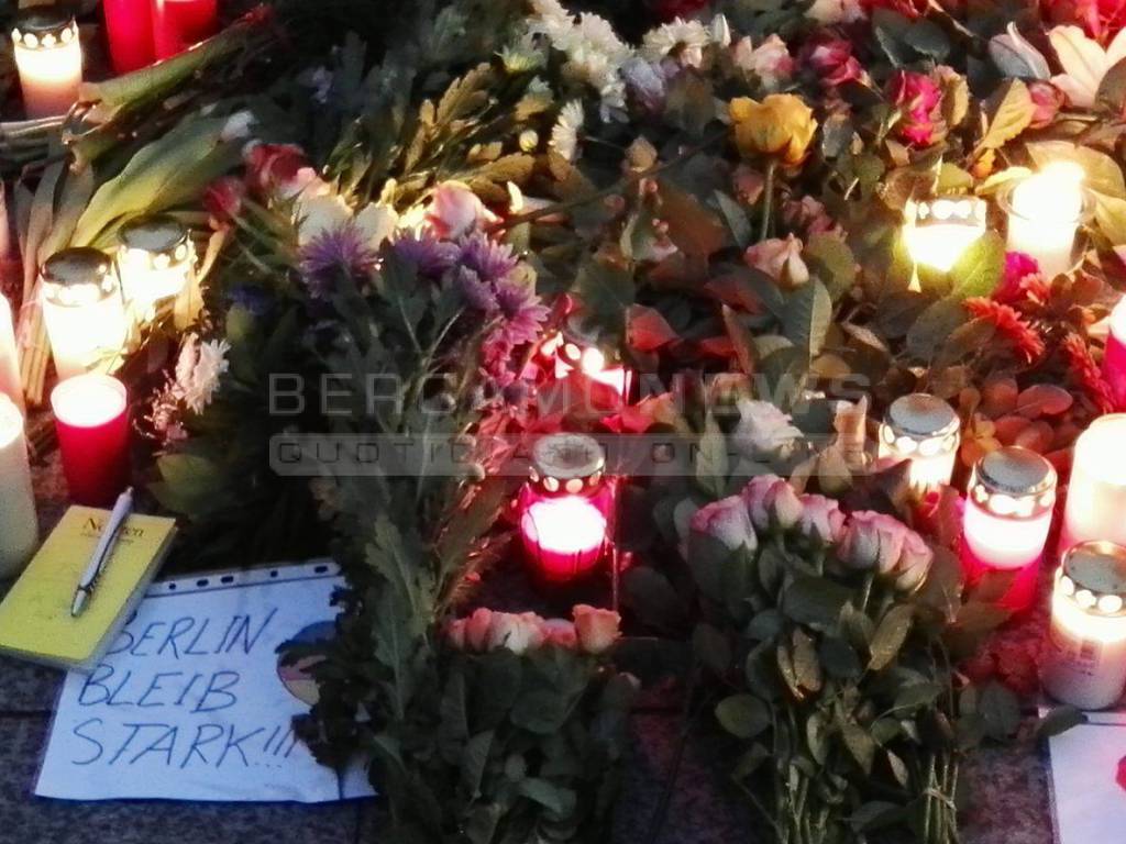 Berlino, fiori e candele sul luogo dell'attentato