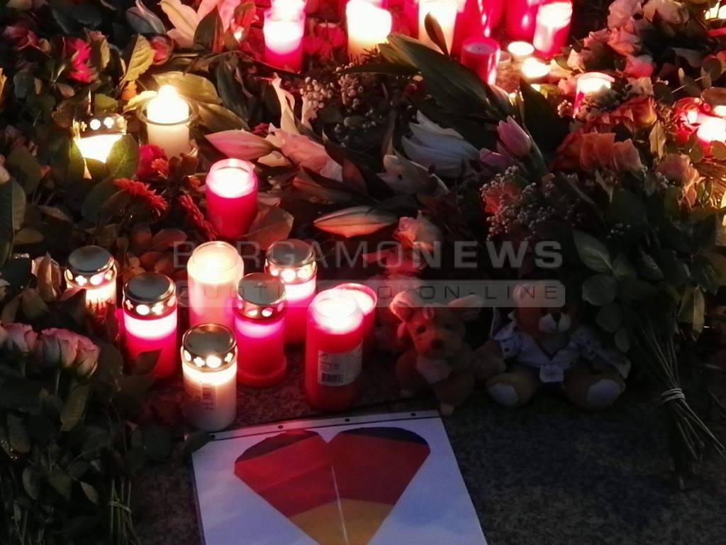 Berlino, fiori e candele sul luogo dell'attentato