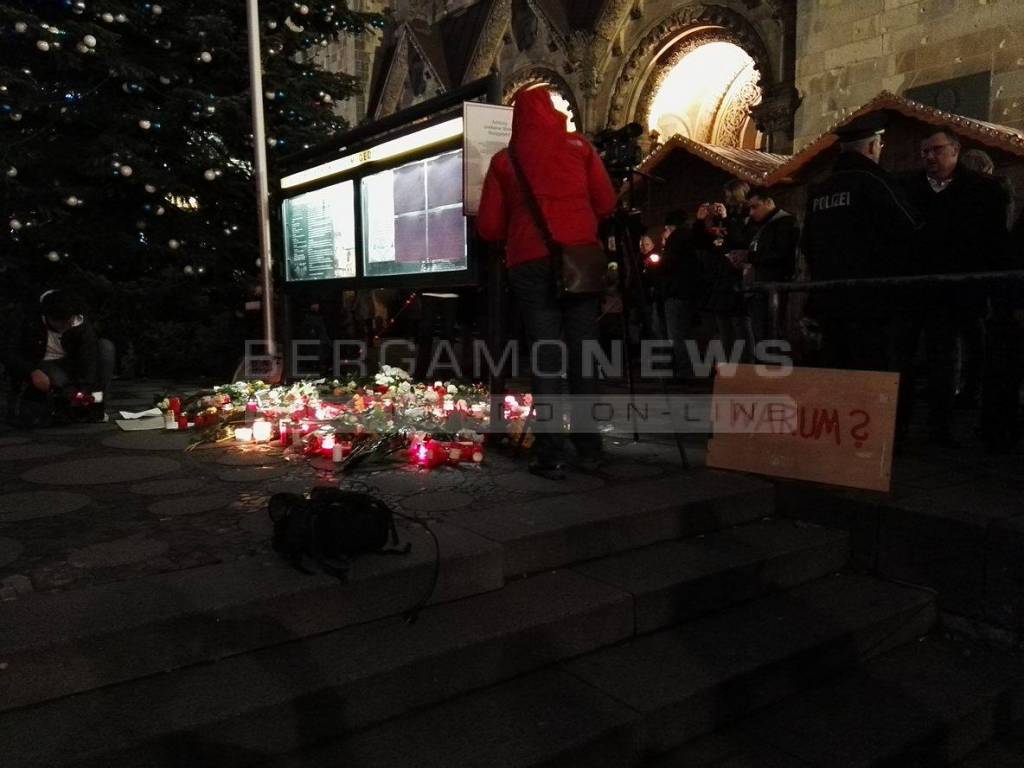 Berlino, fiori e candele sul luogo dell'attentato
