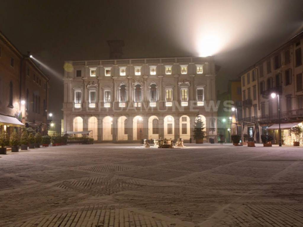 La neve in Piazza Vecchia