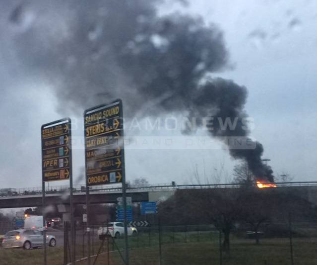 Auto in fiamme sull'Asse