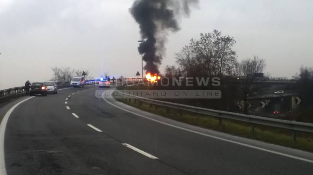 Auto in fiamme sull'Asse