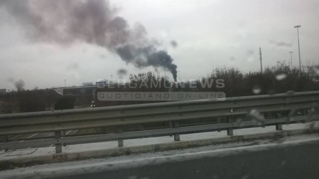 Auto in fiamme sull'Asse