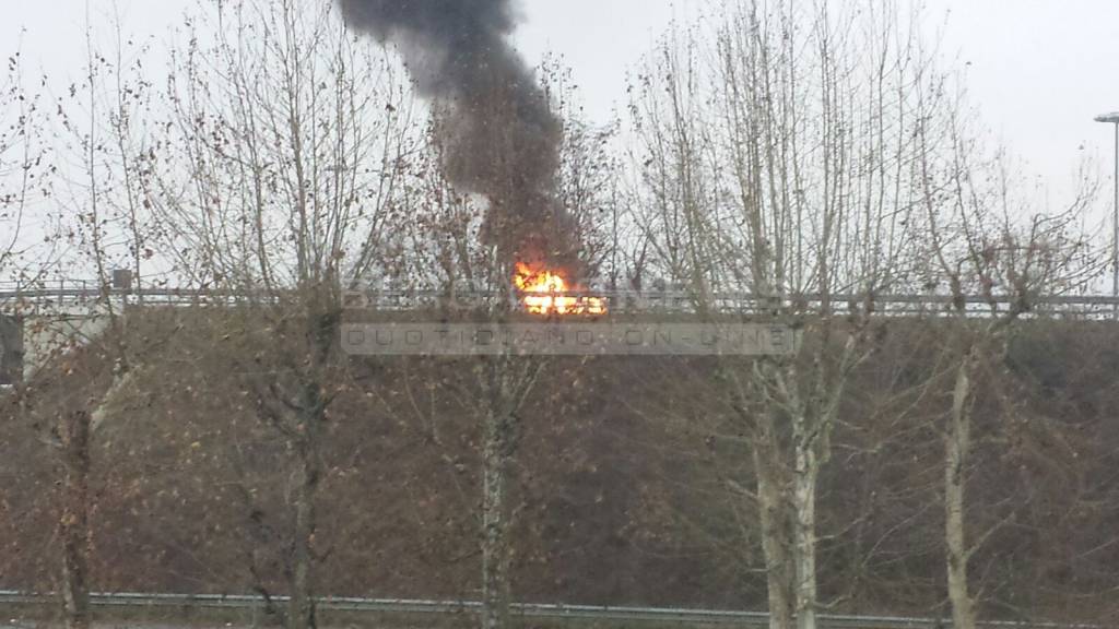 Auto in fiamme sull'Asse