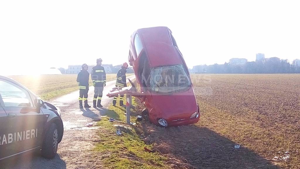 Auto ribaltata ad Osio Sotto