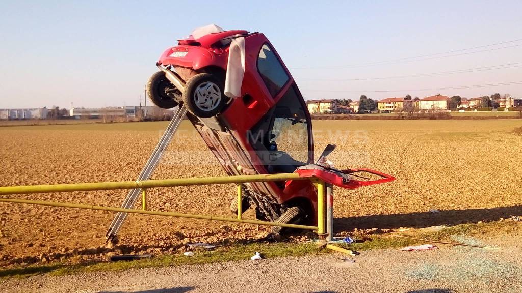 Auto ribaltata ad Osio Sotto