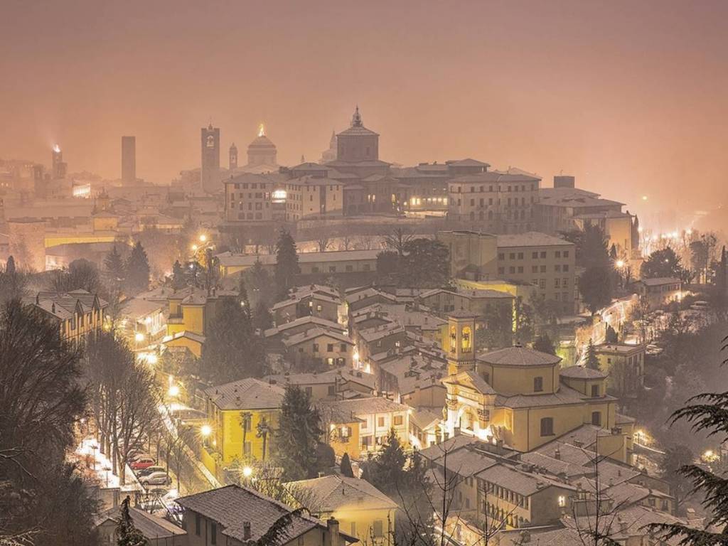 La neve su Bergamo vista dai social