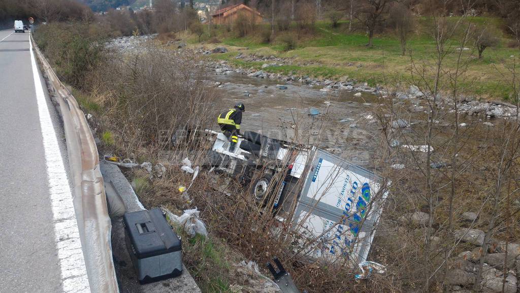 Camion nel fiume ad Ardesio