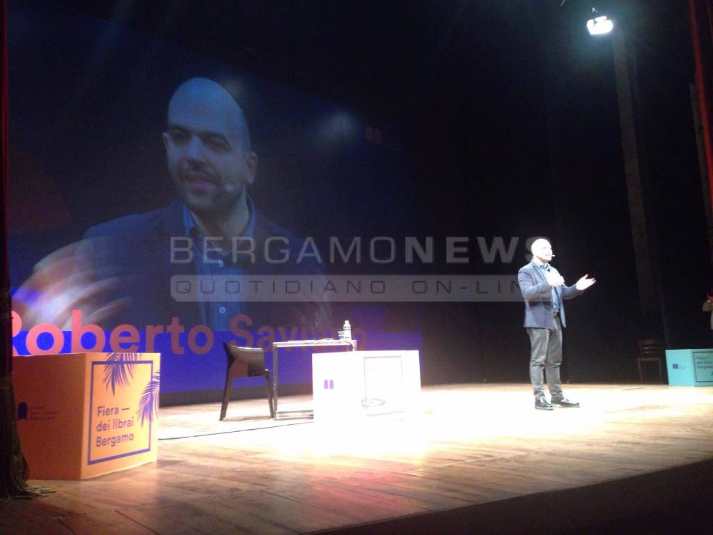 Saviano sul palco del Donizetti