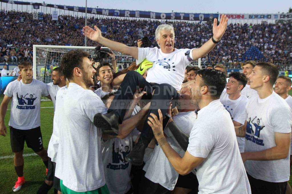 Atalanta-Chievo, la festa in campo 