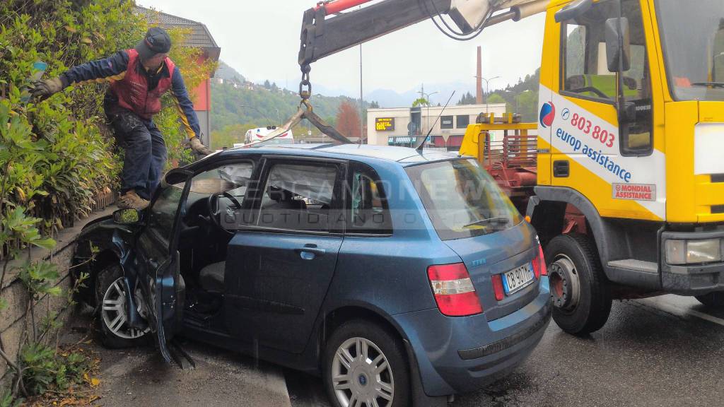 auto contro un muro