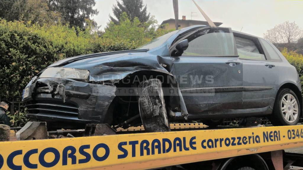 auto contro un muro