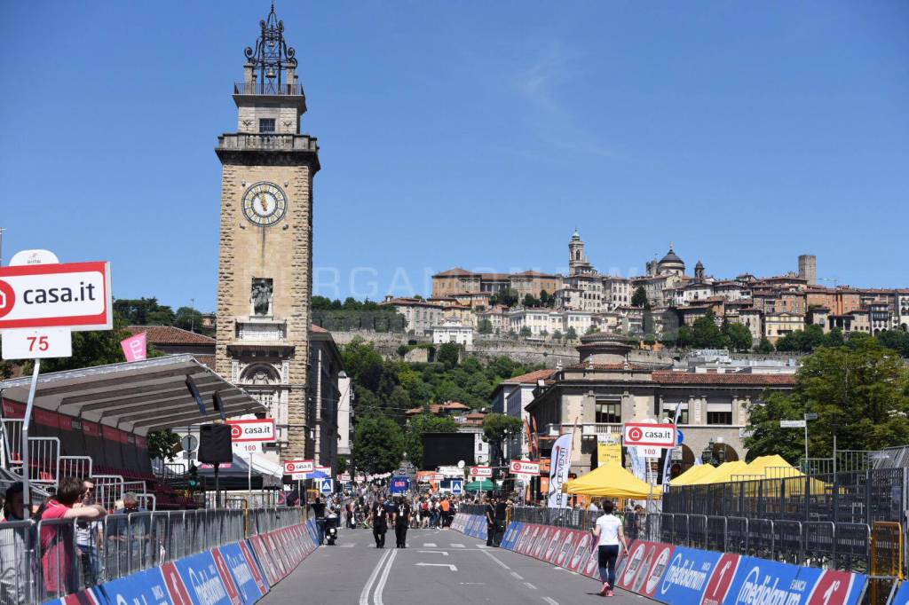 Il centro di Bergamo nell'attesa del giro