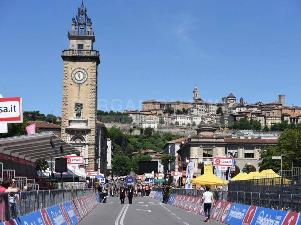 Il centro di Bergamo nell'attesa del giro