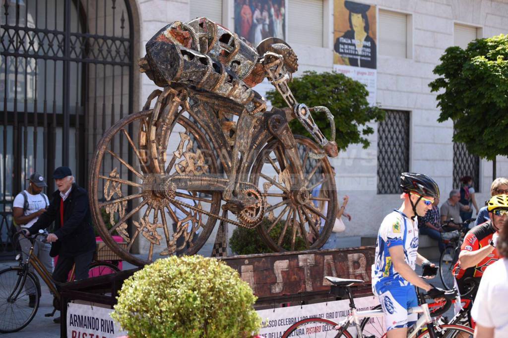 Il centro di Bergamo nell'attesa del giro