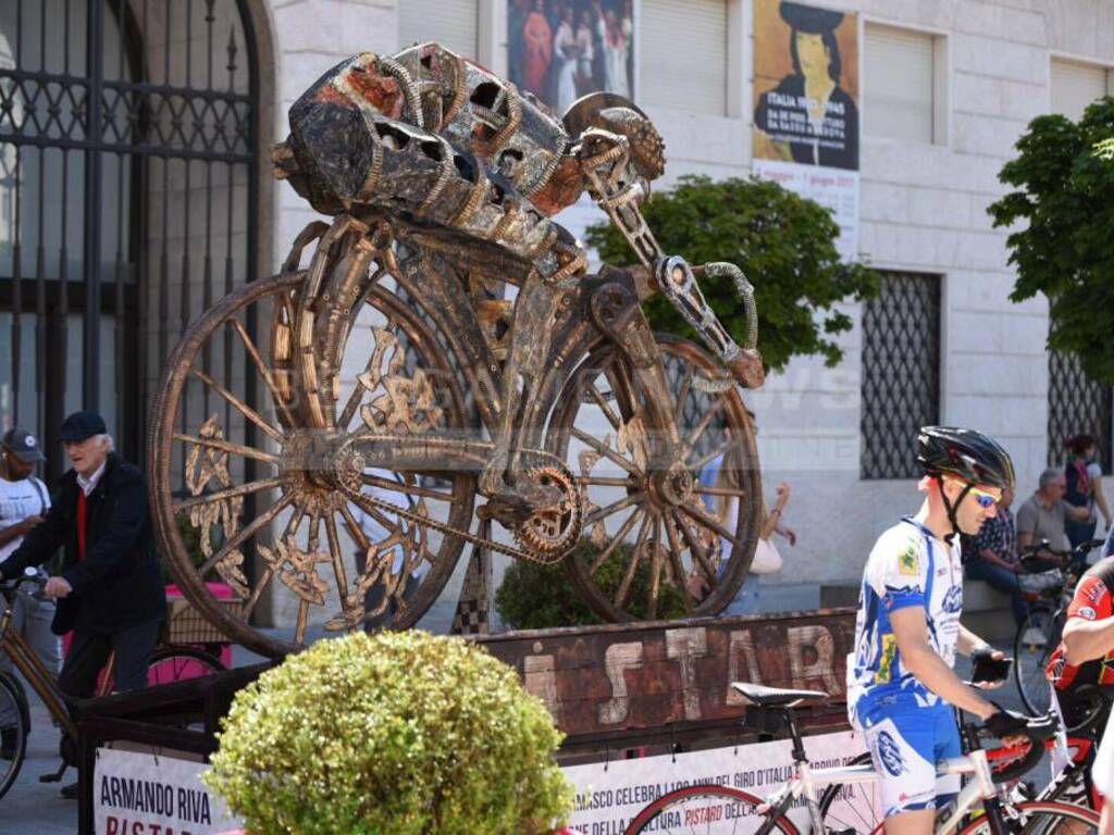 Il centro di Bergamo nell'attesa del giro