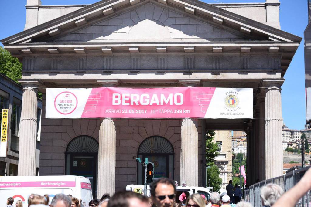 Il centro di Bergamo nell'attesa del giro