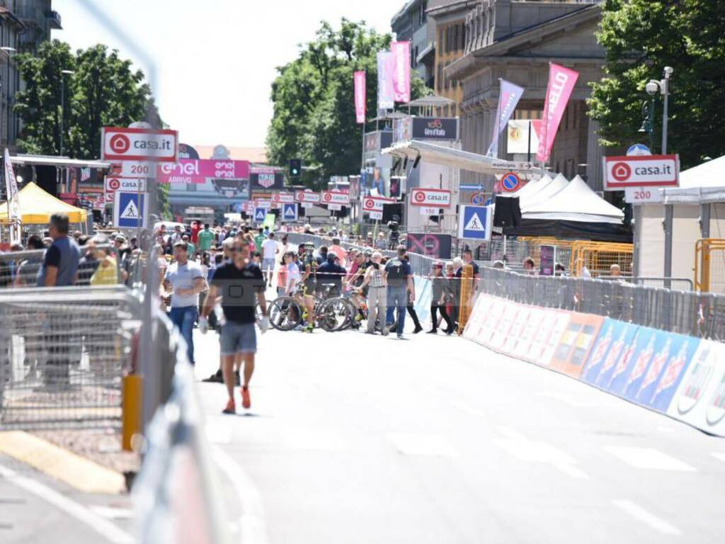 Il centro di Bergamo nell'attesa del giro