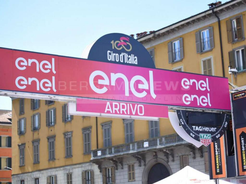 Il centro di Bergamo nell'attesa del giro