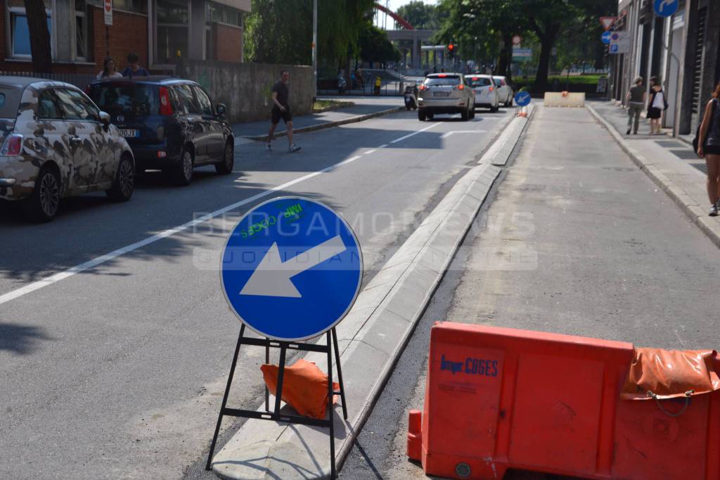 I lavori in via Taramelli della nuova pista ciclabile 