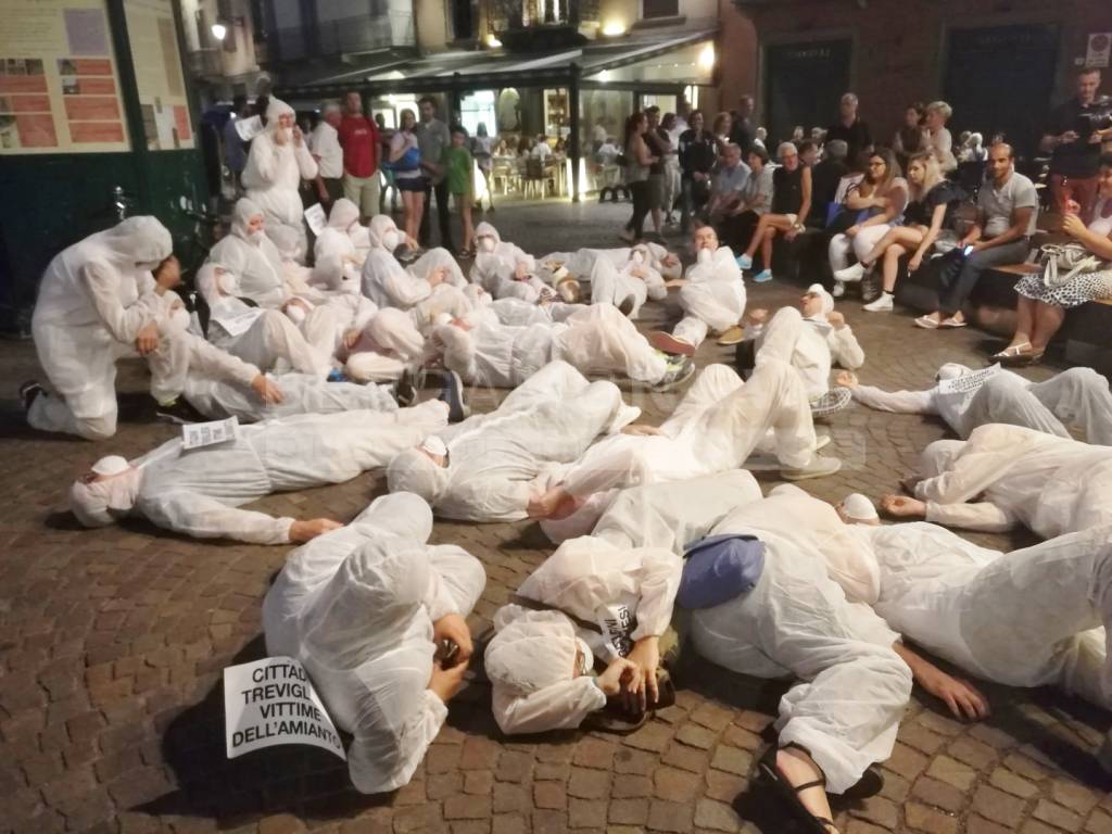 Flash-mob a Treviglio contro la discarica di amianto