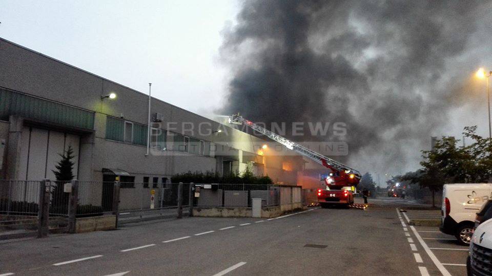 Incendio tra Bonate Sopra