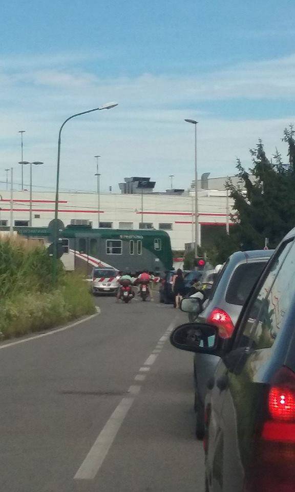 Auto bloccata tra le sbarre