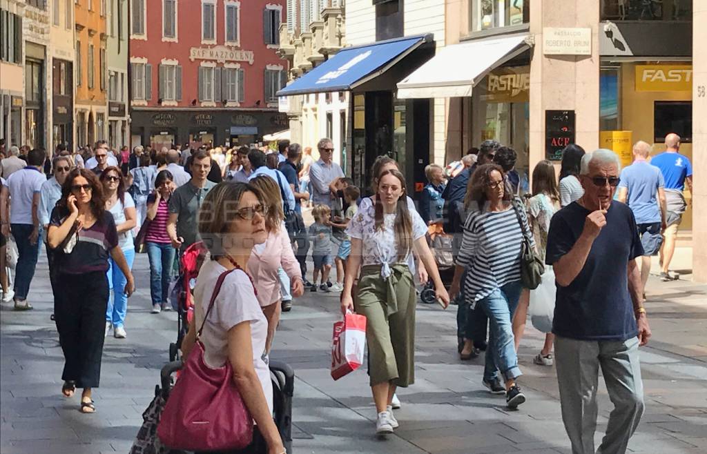 Saldi, boom di presenze in centro a Bergamo