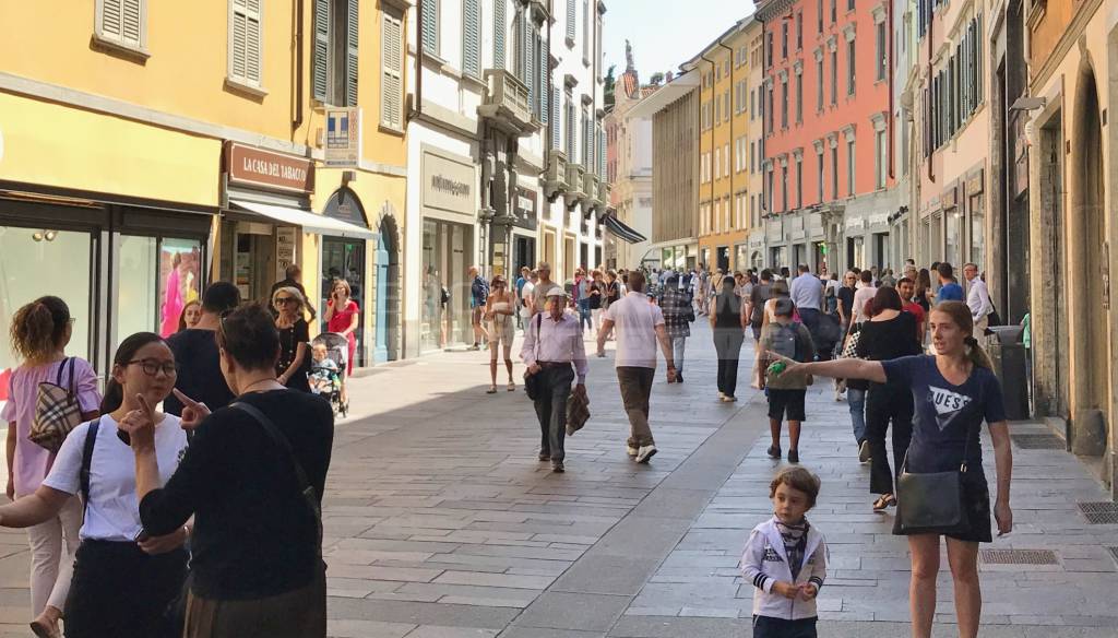 Saldi, boom di presenze in centro a Bergamo