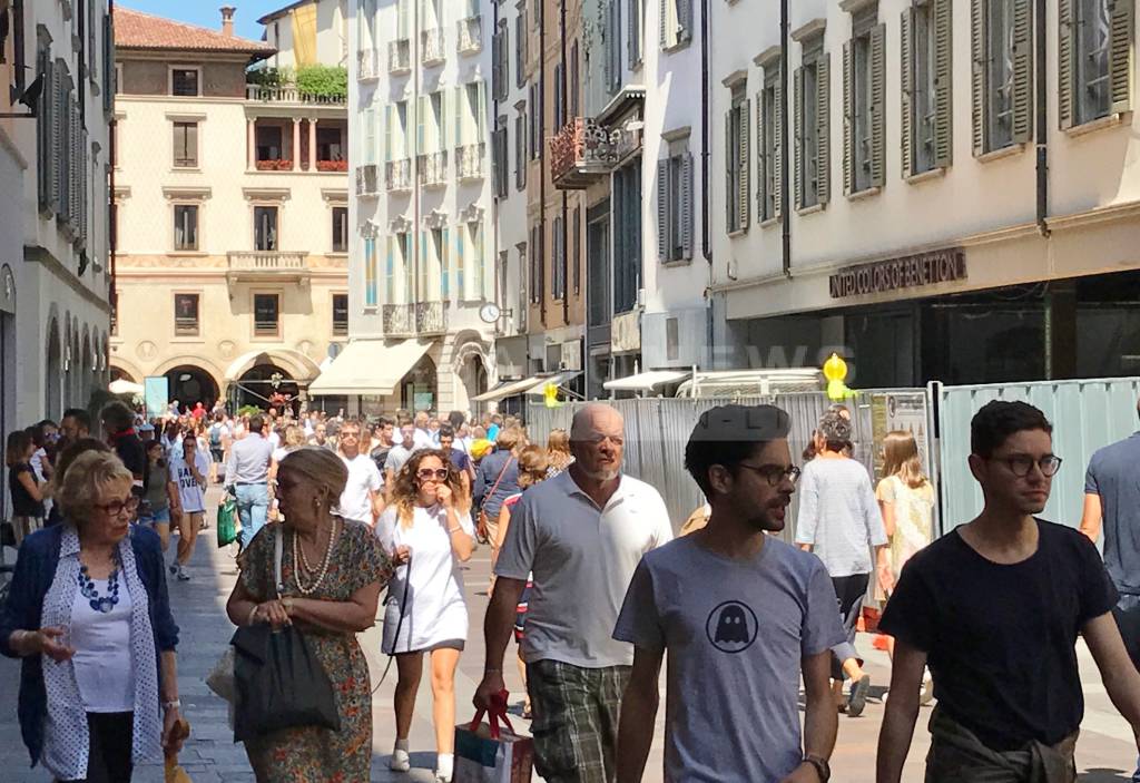 Saldi, boom di presenze in centro a Bergamo