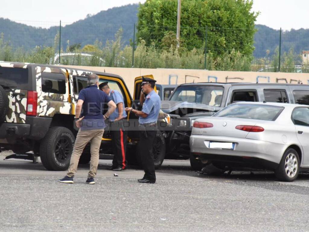 Trescore, sparatoria in piazza del mercato: un ferito