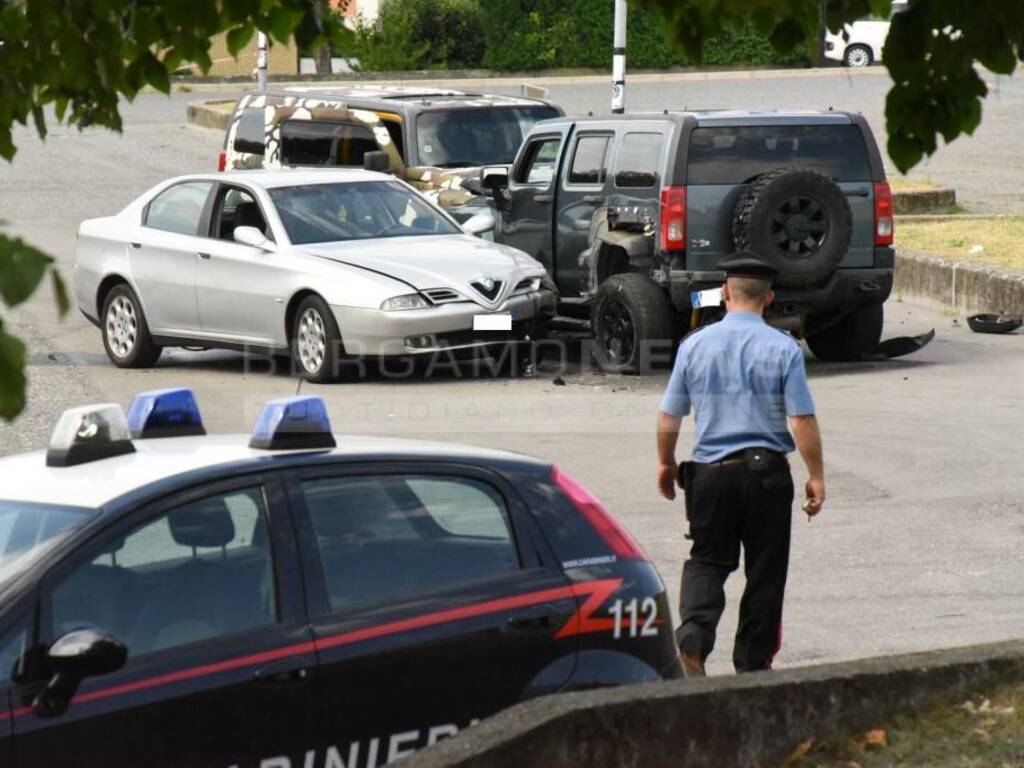 Trescore, sparatoria in piazza del mercato: un ferito