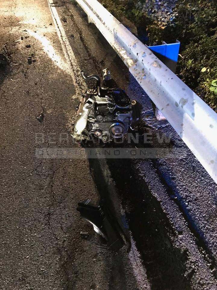 In auto contro un albero