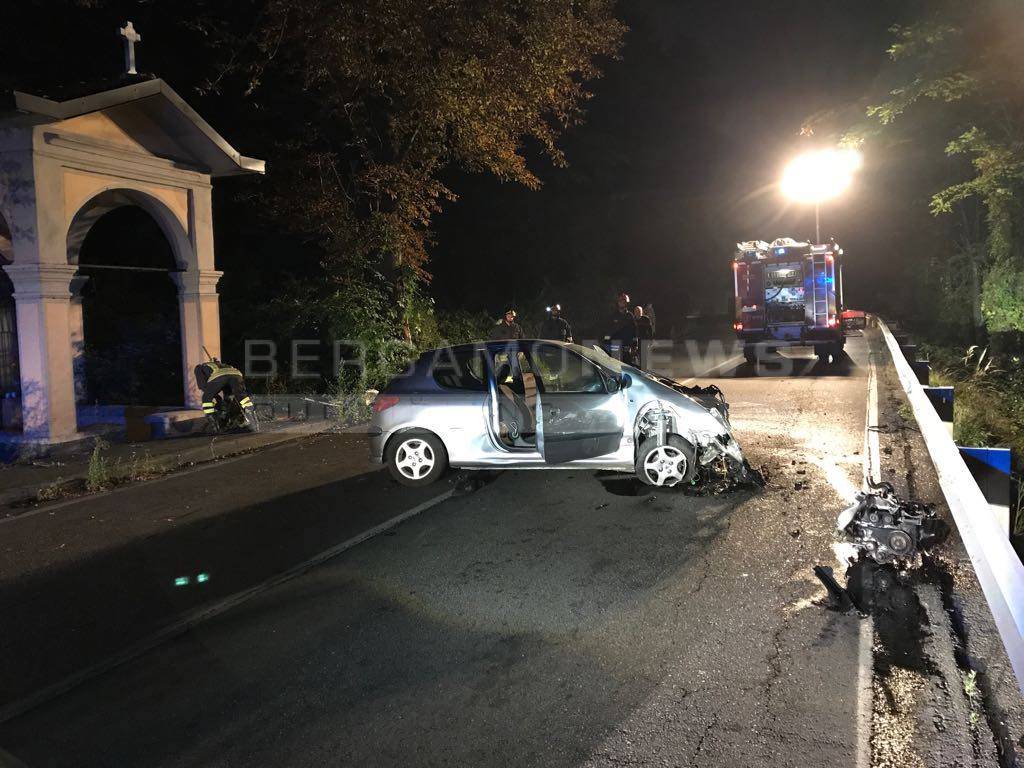 In auto contro un albero