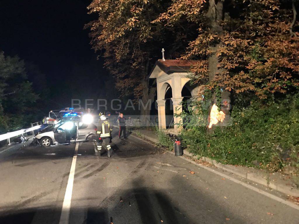 In auto contro un albero