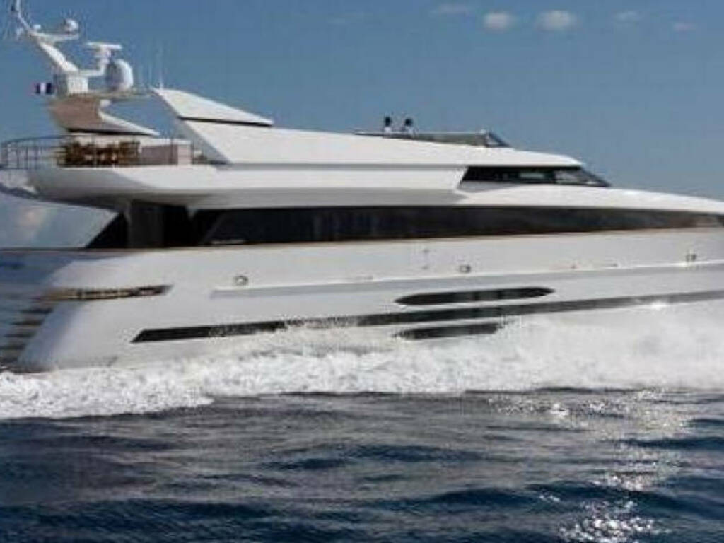 yacht pesenti