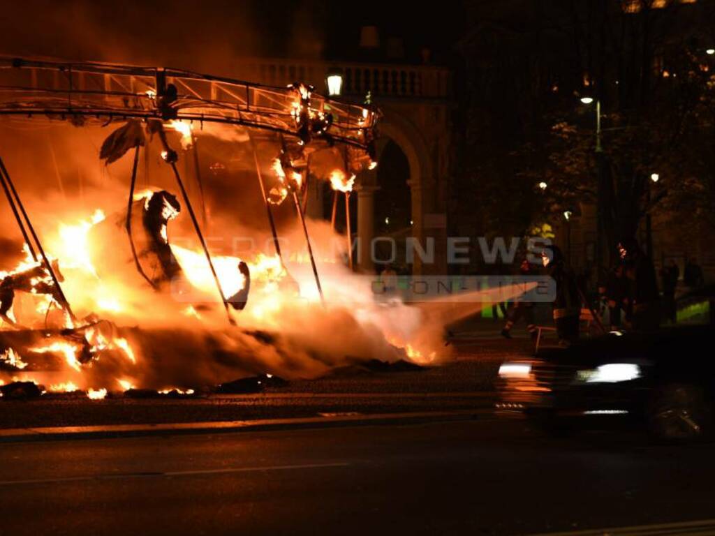 Giostra in fiamme sul Sentierone