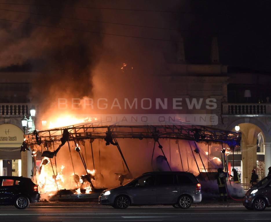 Giostra in fiamme sul Sentierone